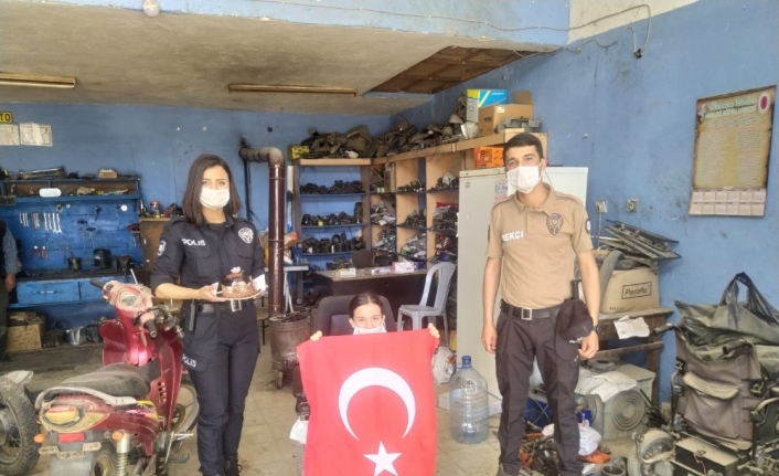 Polislerden engelli kıza kutlama