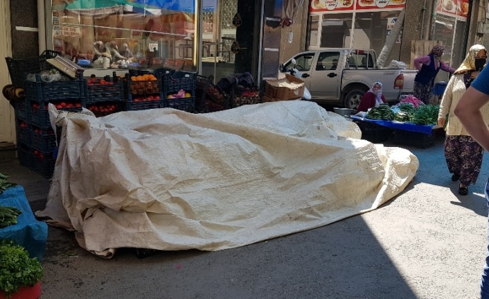 Şalvarın içinde doğurdu, tezgahın altına attı