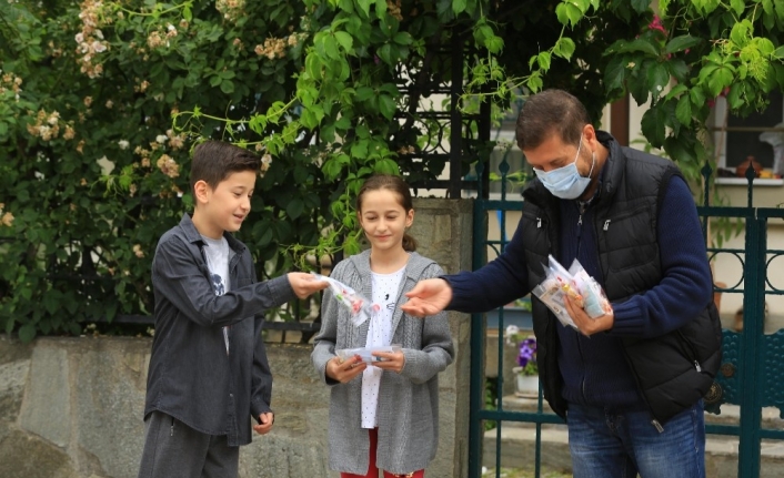 Sındırgı’da bayramda mendil yerine çocuklara özel maske