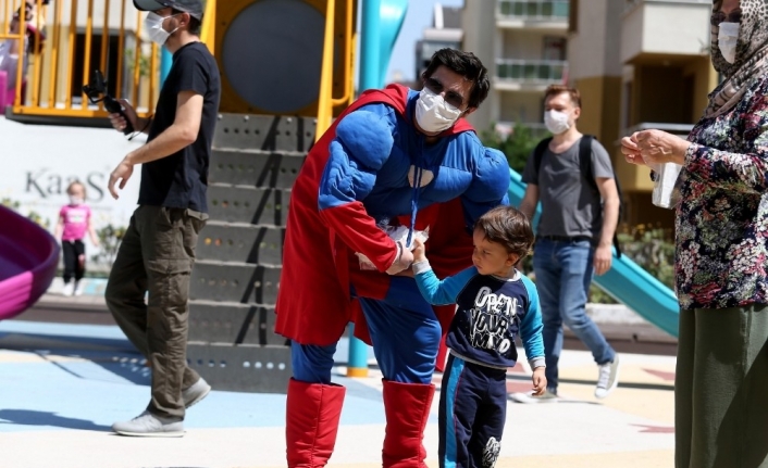 Süper kahramanlardan çocuklara sosyal mesafe uyarısı