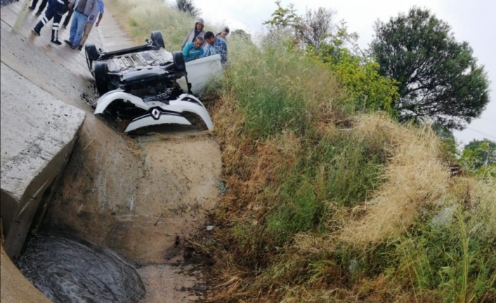 Takla atıp kanala düşen aracın sürücüsü yaralandı