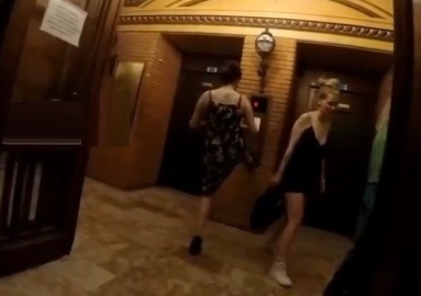 Tarihi asansörün tuşuna ayağı ile basan kadın tepki çekti
