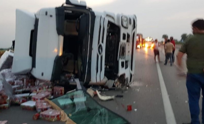 Tır yan yattı Bursa yolu trafiğe kapandı