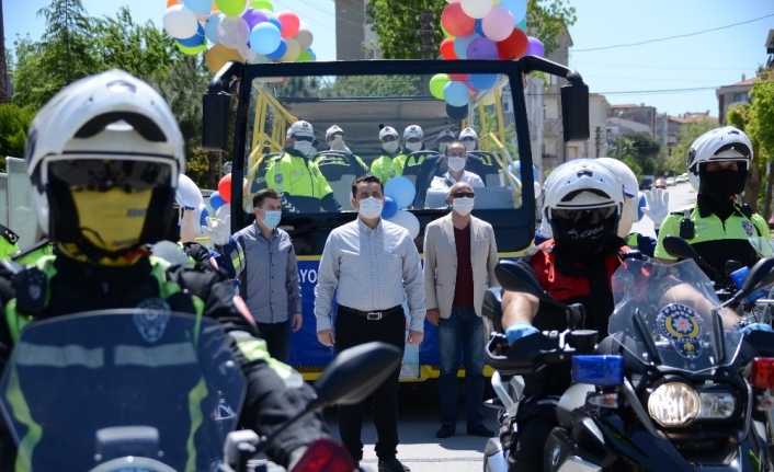 Trafik polisleri çocukları sevindirdi