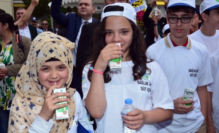 Türkiye Süt Üreticileri Merkez Birliği Yönetim Kurulu Üyesi Şimşek: “Sütümüzü en doğal şekilde tüketiciye ulaştırıyoruz”