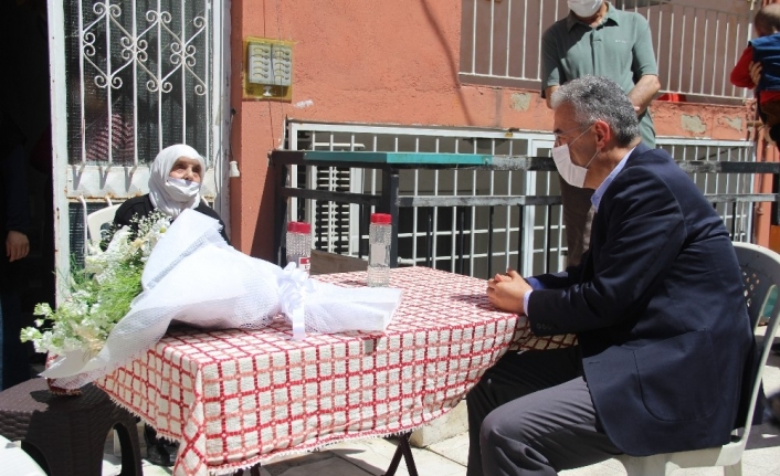 Vali Ayyıldız, 106 yaşındaki Fadime ninenin Anneler Günü’nü kutladı