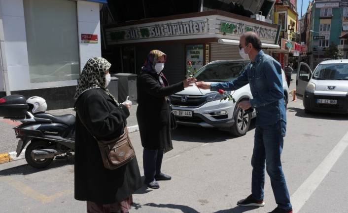Vali Ersin Yazıcı’dan 65 yaş üstü annelere çiçek