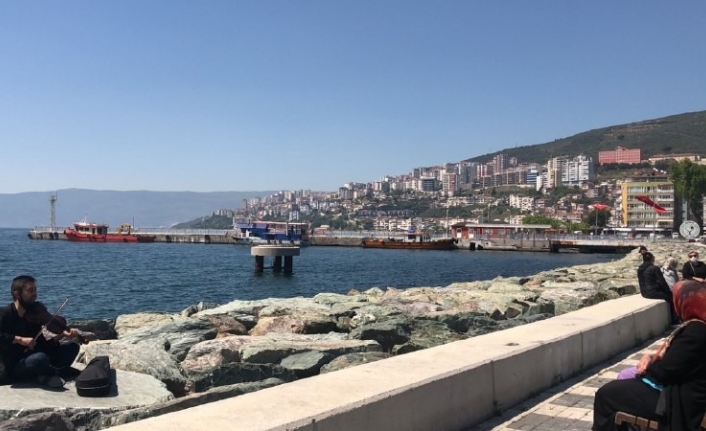 Yaşlılar müzik eşliğinde sahilin keyfini çıkardı