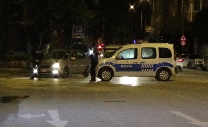 Yoğunluk fazla olunca caddeyi trafiğe kapattılar