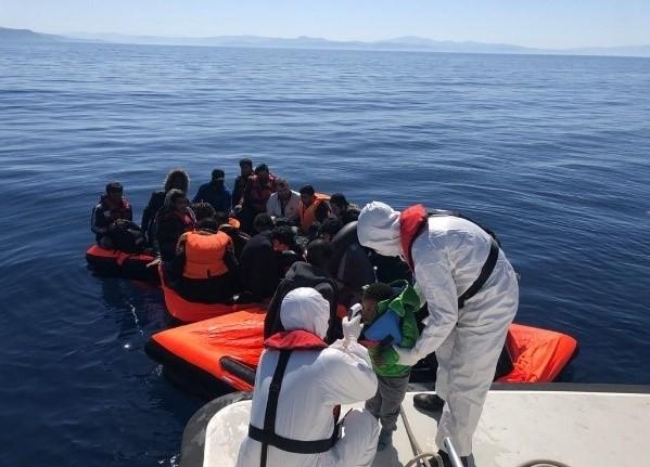 Yunan Sahil Güvenlik güçlerinin ölüme terk ettiği 30 sığınmacı kurtarıldı