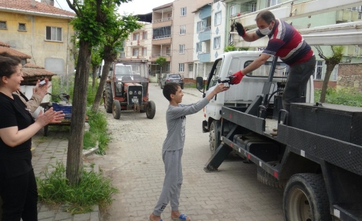 Ağaçta kalan dronu vefa ekibi kurtardı