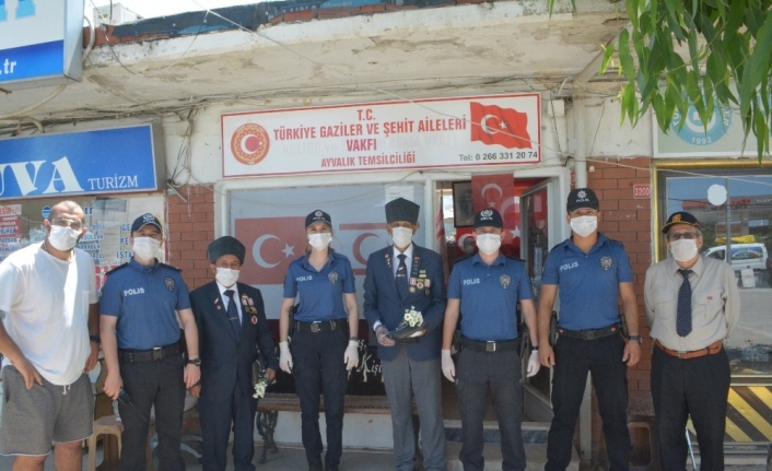 Ayvalık polisi gazi babaları unutmadı