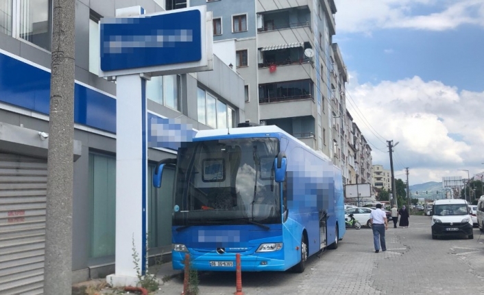 Banka karantinaya alındı, işlemler mobil araçta yapılıyor