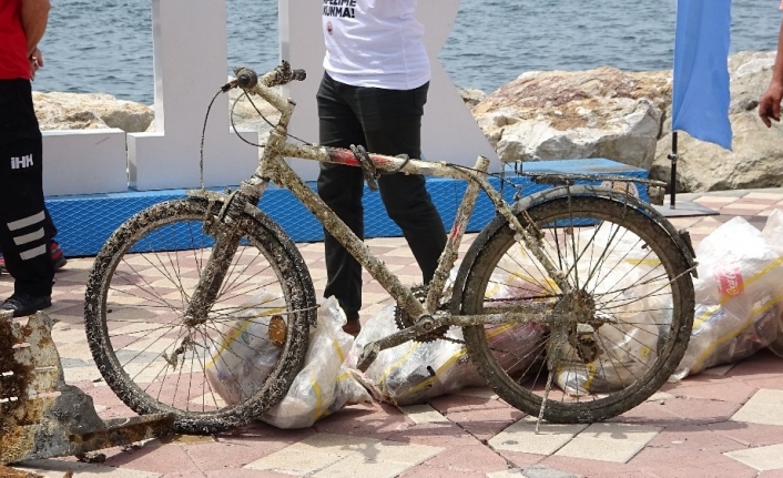 Belediye başkanı denize dalıp çöp topladı