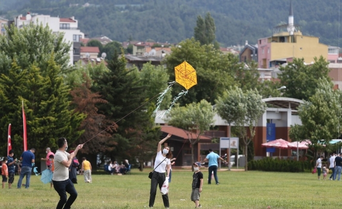 Bursa’da Babalar Günü’nde gökyüzü uçurtmalarla boyandı