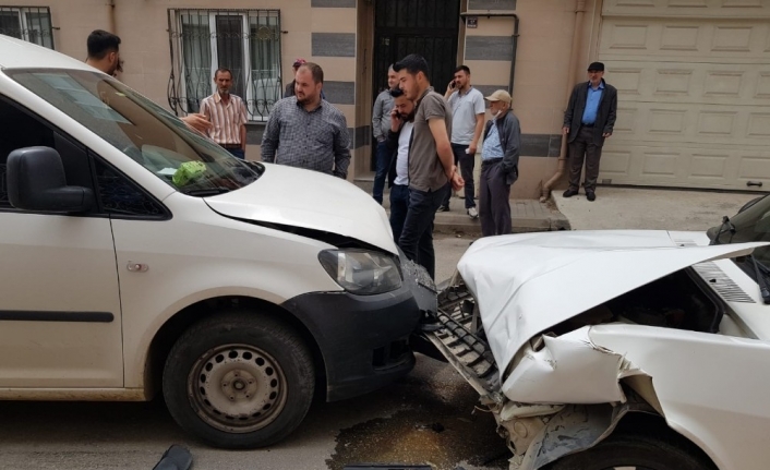 Bursa’da kafa kafaya çarpıştılar: 2 yaralı