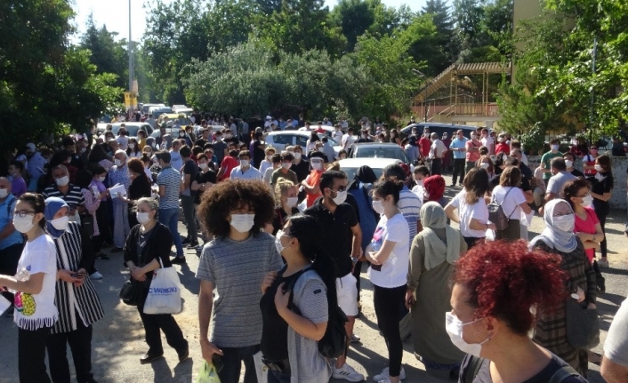 Bursa’da YKS sınavında sosyal mesafe hiçe sayıldı