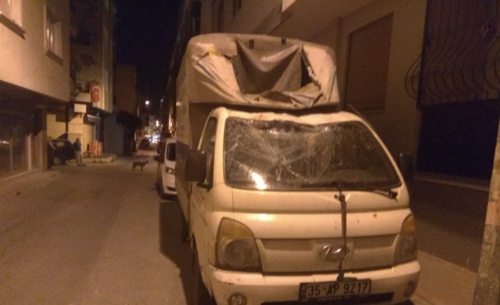 Çamaşır makinesi atmıştı, bu kez de beton parçaları atıp balyozla saldırdı
