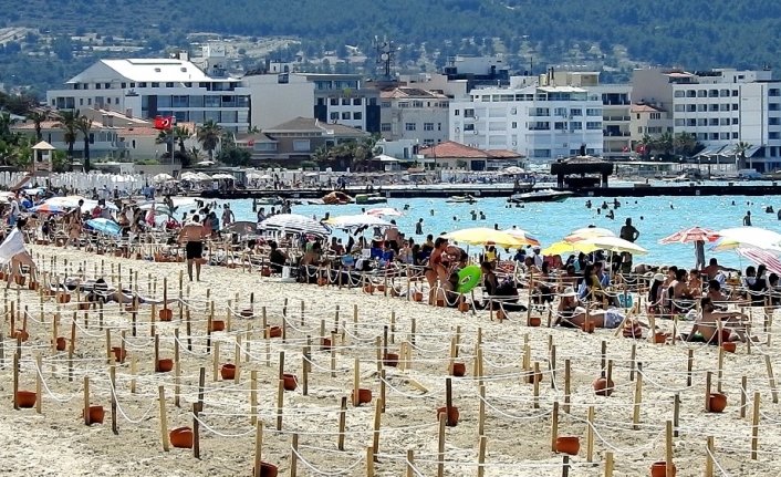 Çeşme plajlarında sosyal mesafeli tatil