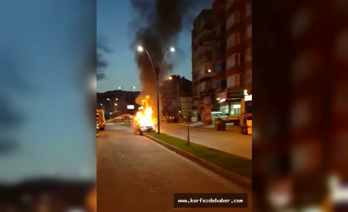 Edremit'te otomobil cayır cayır yandı