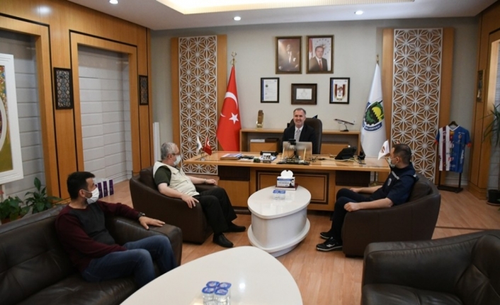 Fikirleriyle İnegöl’e Katkı Sağlayan Vatandaşlara hediye takdimi