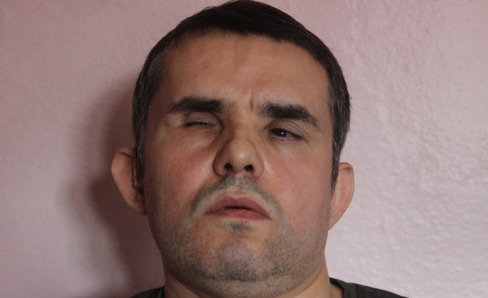 Görme engelli adam ayaklı nüfus kütüğü gibi
