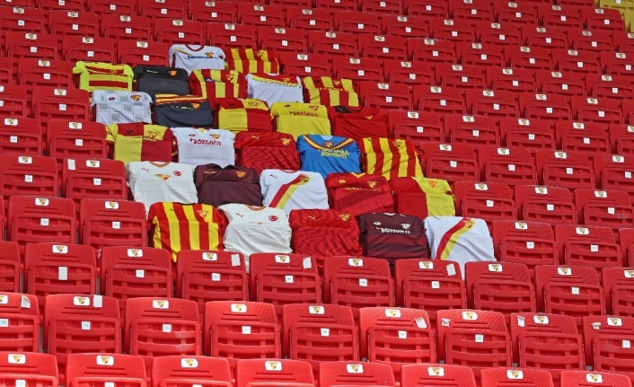 Göztepe, taraftarının formalarını tribüne taşıyor