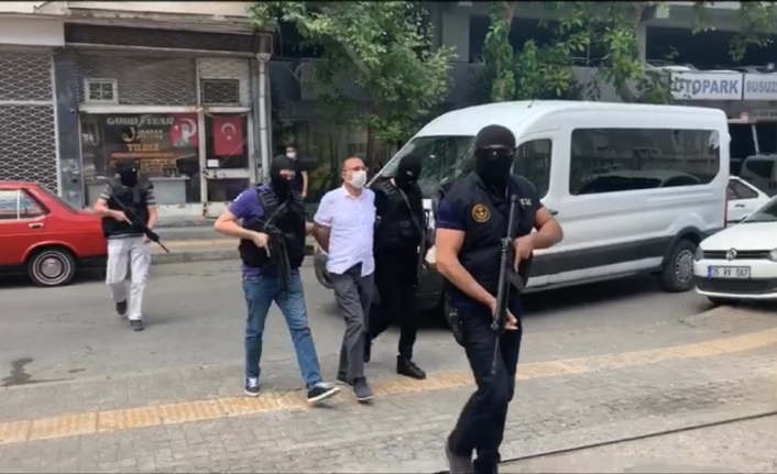 İnterpol tarafından kırmızı bültenle aranan ve terör örgütü DHKP/C’nin kasası olduğu ifade edilen M.S.D., İzmir’in Balçova ilçesindeki hücre evinde yakalandı.