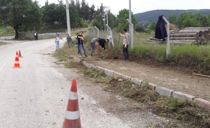 İvrindili gençler belediye işçilerine yardım etti