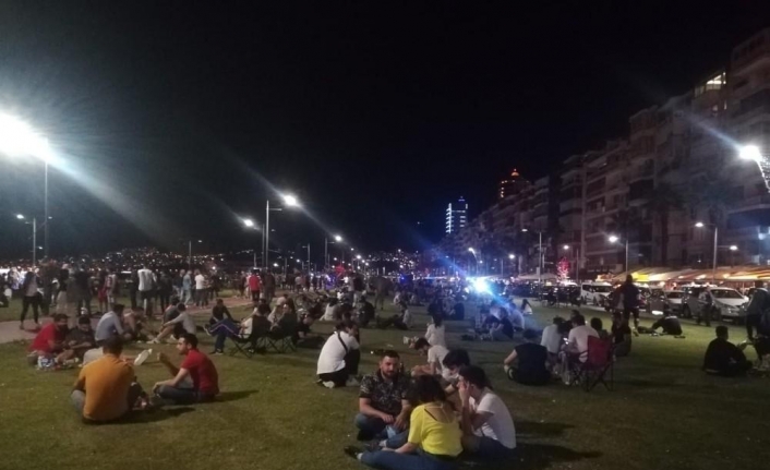 İzmir Kordon’da yoğunluk devam ediyor