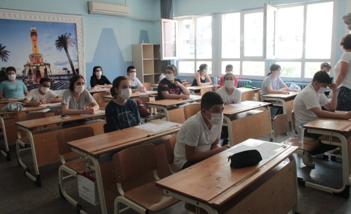 İzmir’de 70 bine yakın öğrenci sosyal mesafeli LGS sınavı için ter döktü
