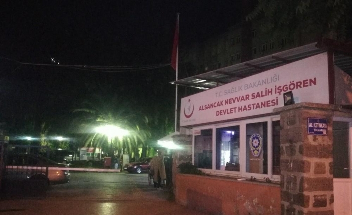 İzmir’de bıçaklı kavga: 1’i ağır 2 yaralı