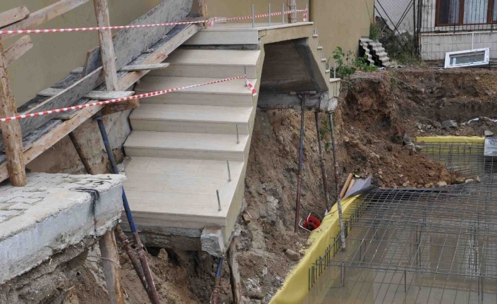 İzmir’de sağanak yağış sonrası 2 apartmanın girişinde çökme meydana geldi