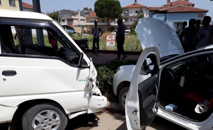 Kamyonetle otomobil çarpıştı: 7 yaralı