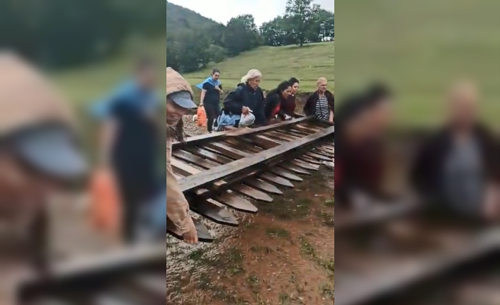 Kanyon yakınlarında selden mahsur kalan turistler çit sayesinde kurtuldu