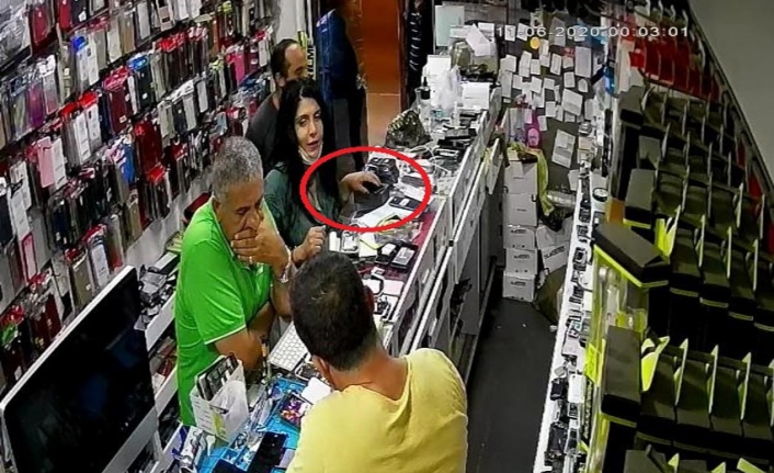 Kaşla göz arasında 6 bin TL’lik telefonu çaldılar