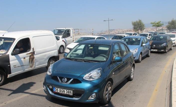 Kısıtlama bitti, Çeşme Otoyolu’nda yoğunluk başladı