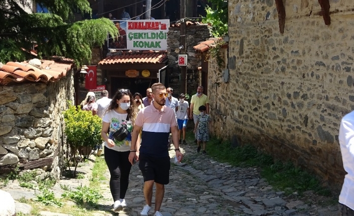 Kısıtlama bitti, UNESCO mirası köy ziyaretçi akınına uğradı