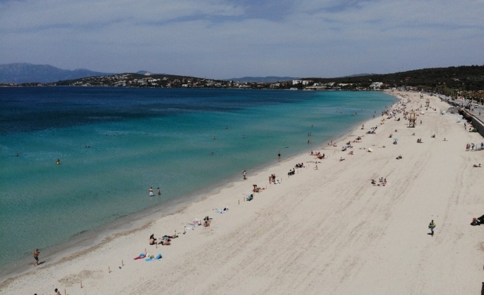 Kısıtlama kalktı, İzmir’de plajlar doldu