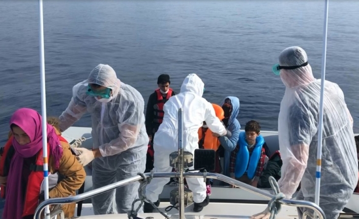 Ölüme terk edilen düzensiz göçmenleri Türk askeri kurtardı