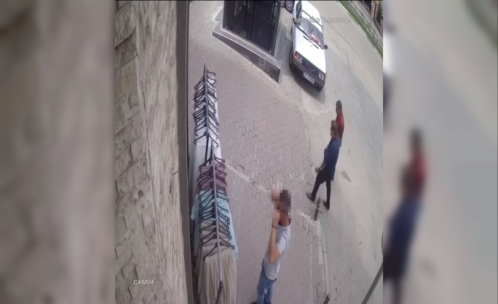 Onlarca insana aldırış etmeden perdeleri böyle çaldılar