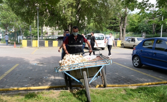 Osmangazi’de kaldırımlar yayalara kaldı