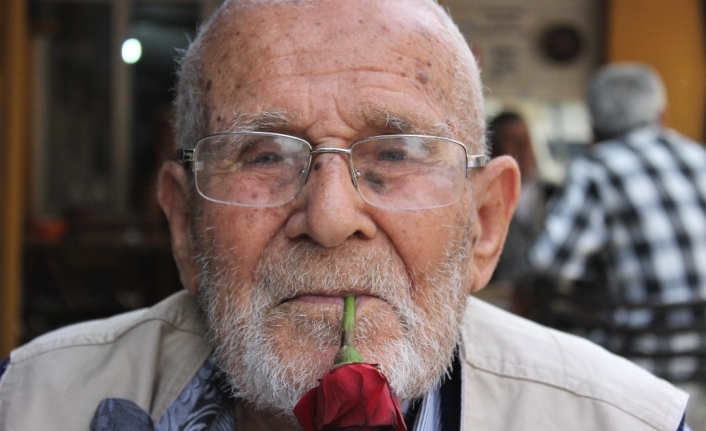 (Özel) 62 yıldır ağzından düşürmediği gülle virüse meydan okuyor