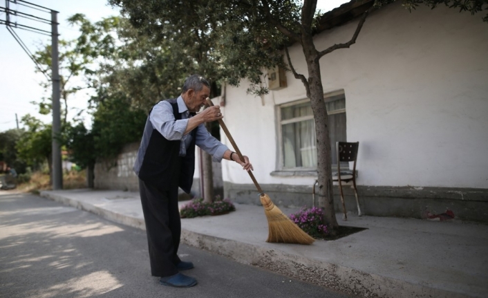 (Özel) 86 yaşında ama...Her gün mahallesini süpürüp çevreye örnek oluyor
