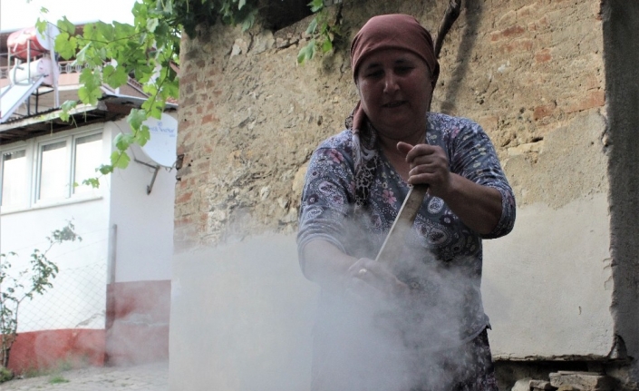 Güneşin altında iki gün ateş başında bekleyip doğal pekmez yapıyorlar