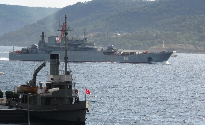 Rus savaş gemisi ’Novocherkassk’ Çanakkale Boğazı’ndan geçti