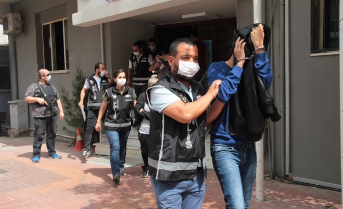 Sahte kimlikle kredi kartı çıkartan şüpheliler adliyede