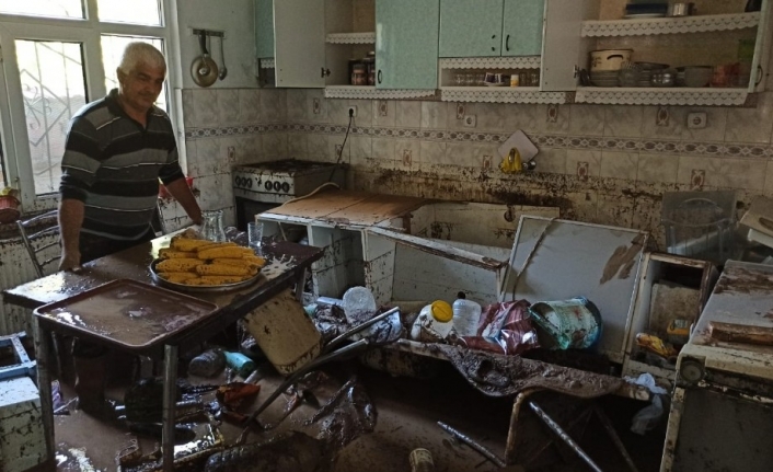 Sel bölgesinde yaralar sarılıyor...Geriye enkaz yığını kaldı...