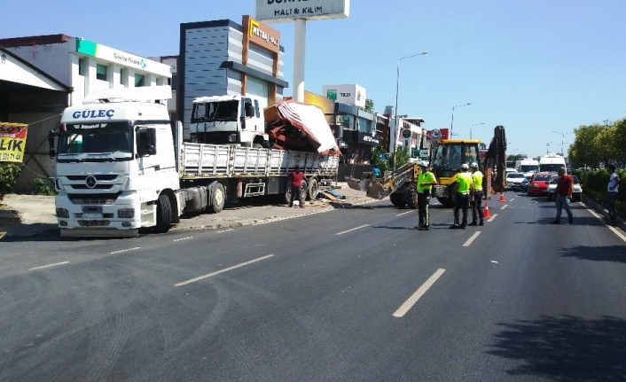 Üst geçidin yüksekliğini hesaplayamadı, trafiği felç etti