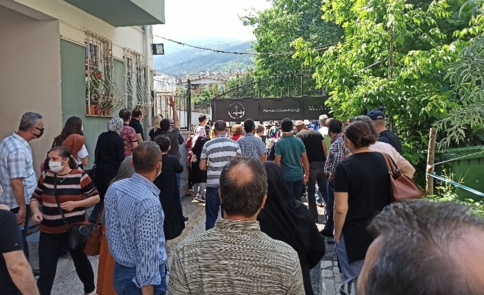 Veliler sosyal mesafeden sınıfta kaldı...Son dakika yetişen çocuklar ise böyle koştu